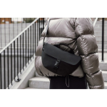 Urbane Umhängetasche aus recyceltem Material mit verstellbarem Gurt farbe schwarz Lifestyle-Bild 2