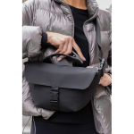 Urbane Umhängetasche aus recyceltem Material mit verstellbarem Gurt farbe schwarz Lifestyle-Bild 3