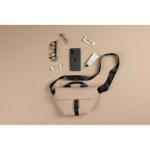 Urbane Umhängetasche aus recyceltem Material mit verstellbarem Gurt farbe elfenbeinfarben Lifestyle-Bild