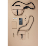 Urbane Umhängetasche aus recyceltem Material mit verstellbarem Gurt farbe elfenbeinfarben Lifestyle-Bild 3