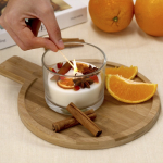 Duftkerze aus Pflanzenwachs mit Zimt- und Zitrusduft Ansicht in Umgebung