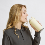 Take-away-Becher aus recyceltem Edelstahl mit Tragegurt 500 ml