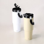 Flasche aus recyceltem Edelstahl mit passendem Tragegriff, 900 ml Ansicht in Umgebung