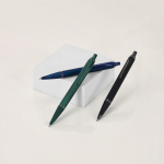 Aluminium-Kugelschreiber mit Druckknopf, Gummibeschichtung, blau Ansicht in Umgebung