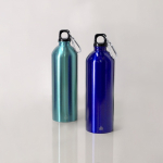 Große Aluminiumflasche mit Karabiner am Verschluss, 800 ml Ansicht in Umgebung