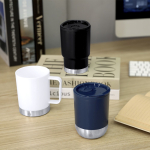 Doppelwandiger Thermobecher zum Mitnehmen mit Dosierer 380 ml Ansicht in Umgebung