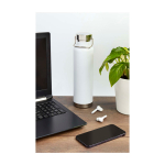 Doppelwandige recycelte Edelstahlflasche mit Schraubdeckel 650 ml farbe köngisblau Lifestyle-Bild 2
