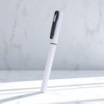 Recycelter Rollerpen mit gummierter Oberfläche & weichem Schreibgefühl