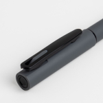 Recycelter Rollerpen mit gummierter Oberfläche & weichem Schreibgefühl