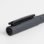 Recycelter Rollerpen mit gummierter Oberfläche & weichem Schreibgefühl