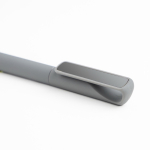 Kugelschreiber mit Gummibeschichtung und Metallclip in Spiegeloptik