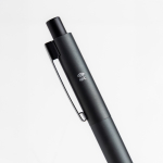 Aluminium Kugelschreiber mit Druckmechanik und silbernen Details