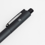 Aluminium Kugelschreiber mit Druckmechanik und silbernen Details