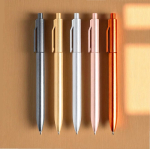 Umweltfreundlicher Kugelschreiber mit Clip und Rillenprägung