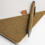 Notizbuch aus recycelter Baumwolle & Grüntee mit Kugelschreiber