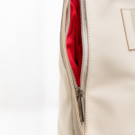 Umhängetasche aus Kunstleder mit versteckten Taschen und Trolleyband