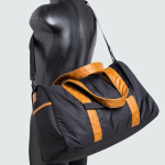 Tasche aus wasserabweisendem RPET mit Magnetverschluss und Fach