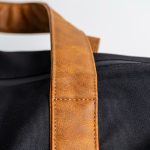 Tasche aus wasserabweisendem RPET mit Magnetverschluss und Fach