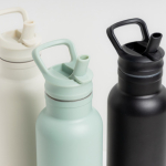 Thermoflasche aus Edelstahl mit festem Griff und klappbarem Trinkhalm