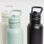 Thermoflasche aus Edelstahl mit festem Griff und klappbarem Trinkhalm