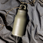 Thermoflasche aus recyceltem Edelstahl mit Klickdeckel 500 ml farbe olivgrün dritte Ansicht