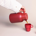 Thermo-Karaffe mit markanten Längsstreifen 1,5 L farbe dunkelrot zweite Ansicht