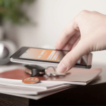 Runder PVC Schlüsselanhänger mit vorprogrammiertem NFC farbe weiß