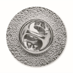 Individuell gefertigter runder Metall Pin, vollfarbig personalisierbar farbe silber dritte Ansicht