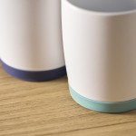 Matte weiße Keramiktasse mit farbiger Silikonbasis 300ml farbe türkis Stimmungsbild zweite Ansicht