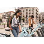 Rolltop-RPET-Laptoprucksack mit elastischer Seitentasche 15'' farbe militärgrün Stimmungsbild zweite Ansicht