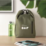 Rolltop-RPET-Laptoprucksack mit elastischer Seitentasche 15'' farbe militärgrün Stimmungsbild Hauptansicht