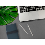 Glänzender Kugelschreiber aus recyceltem Edelstahl mit blauer Tinte Stimmungsbild