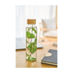 Farbige Glasflasche mit matter Beschichtung und Bambus-Schraubdeckel 500ml vierte Ansicht