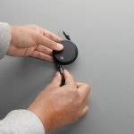 Retraktables 2 in 1 Lade und Datenkabel aus recyceltem Aluminium 240 W farbe schwarz Lifestyle-Bild 3