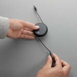 Retraktables 2 in 1 Lade und Datenkabel aus recyceltem Aluminium 240 W farbe schwarz Lifestyle-Bild 4