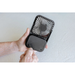 Wiederaufladbarer Tischventilator mit 3 Geschwindigkeiten 5W 1.200 mAh farbe schwarz Lifestyle-Bild 2