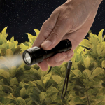 Kompakte, umweltfreundliche wiederaufladbare Taschenlampe mit Kordel 1W 500 mAh farbe schwarz Lifestyle-Bild