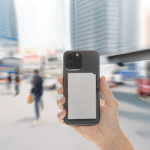 Magnetischer Kartenhalter aus Aluminium fürs Smartphone mit RFID-Schutz farbe silber Lifestyle-Bild