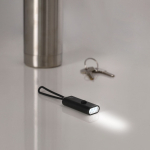 Taschenlampe aus recyceltem Aluminium mit 3 LEDs und Silikongriff Ansicht in Umgebung