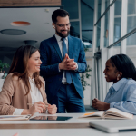 Sofortübersetzende Kopfhörer mit Smartphone-App Ansicht in Umgebung