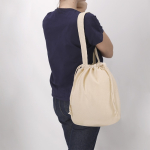 Baumwollbeutel mit Kordelzug und verstärkten langen Henkeln 180 g/m² Ansicht in Umgebung