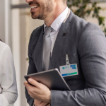 Horizontaler Ausweishalter mit Metallclip und abnehmbarem Verschluss vierte Ansicht