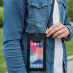 Umhängetasche aus Kunstleder mit Sichtfenster und Touchfunktion Ansicht in Umgebung