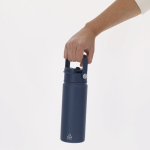 Thermobecher aus Edelstahl mit Öffnungsdeckel und Strohhalm 550 ml Ansicht in Umgebung