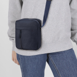 Umhängetasche aus Soft-Nylon mit Fronttasche und Reißverschluss