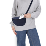 Nylontasche zum Umbinden mit verstellbarem Gurt und Clipverschluss Ansicht in Umgebung