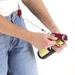 Flaschenöffner aus Stahl mit ausziehbarem Halter und Clip 65 cm Ansicht in Umgebung