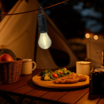 Glühbirnenförmige Lampe mit Solarladung und Akku mit Karabiner Ansicht in Umgebung