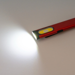 Taschenlampe doppelt ultraflach Aluminium mit Magnet und Clip farbe rot vierte Detailansicht