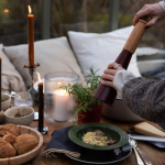 Konische Mühle aus Buchenholz Sagaform farbe dunkelrot dritte Ansicht